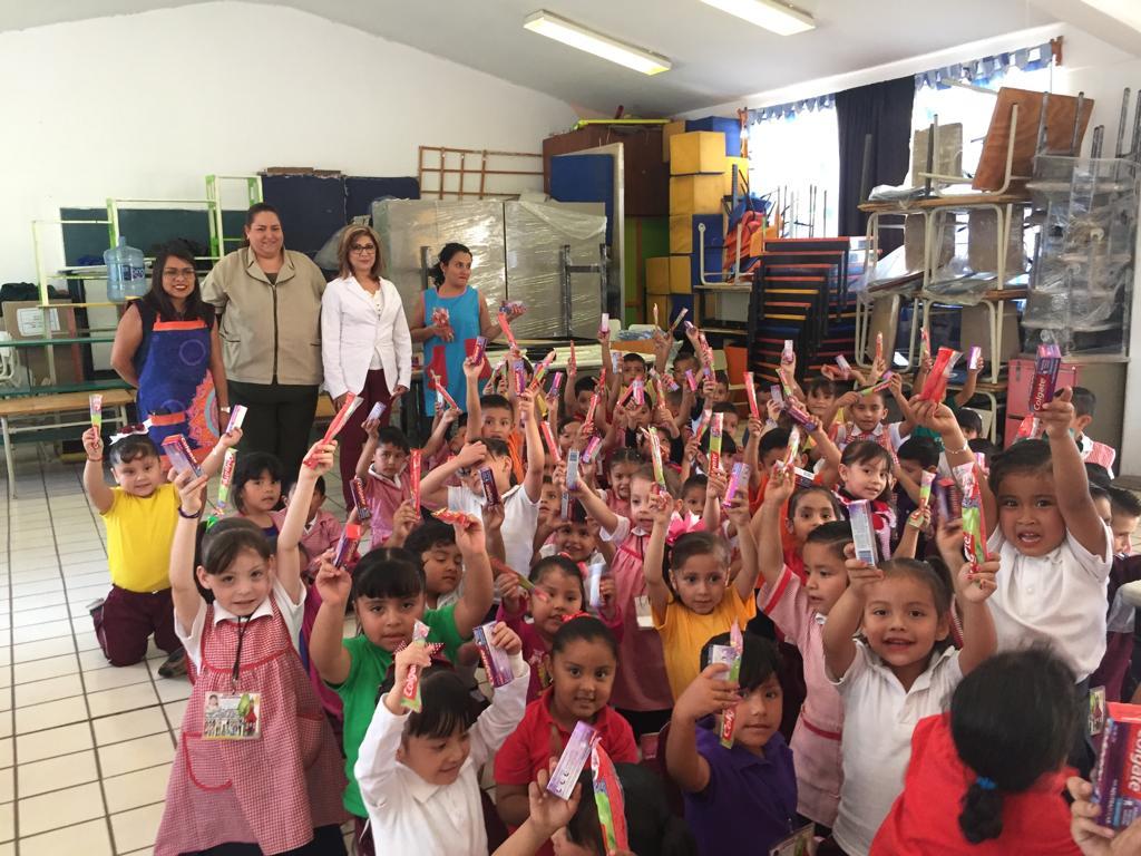 Técnica de cepillado y entrega de cepillos dentales León